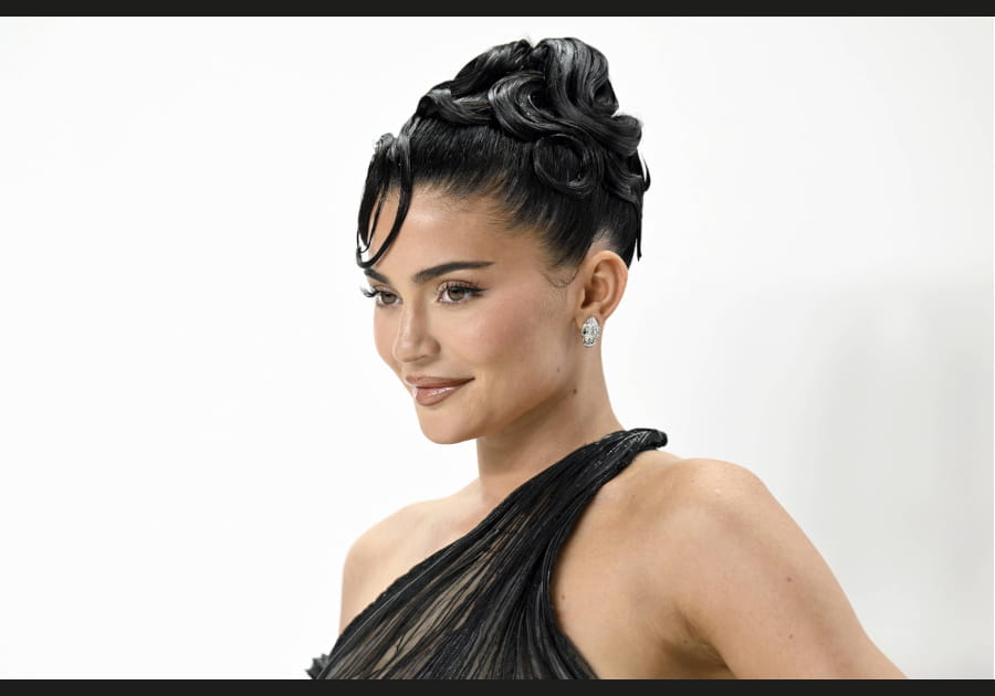 Le chignon sculptural de Kylie Jenner