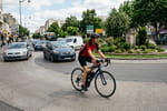 Vélos sur un rond-point : voici ce que le Code de la route autorise (et que peu de conducteurs savent)