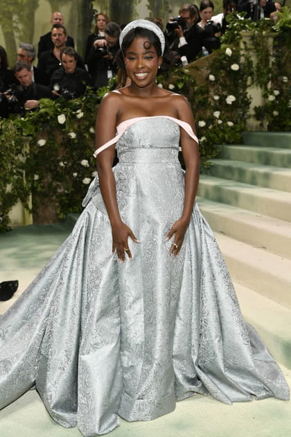 Serre-t&ecirc;te et tra&icirc;ne, Amanda Gorman revit son bal de promo au Met Gala