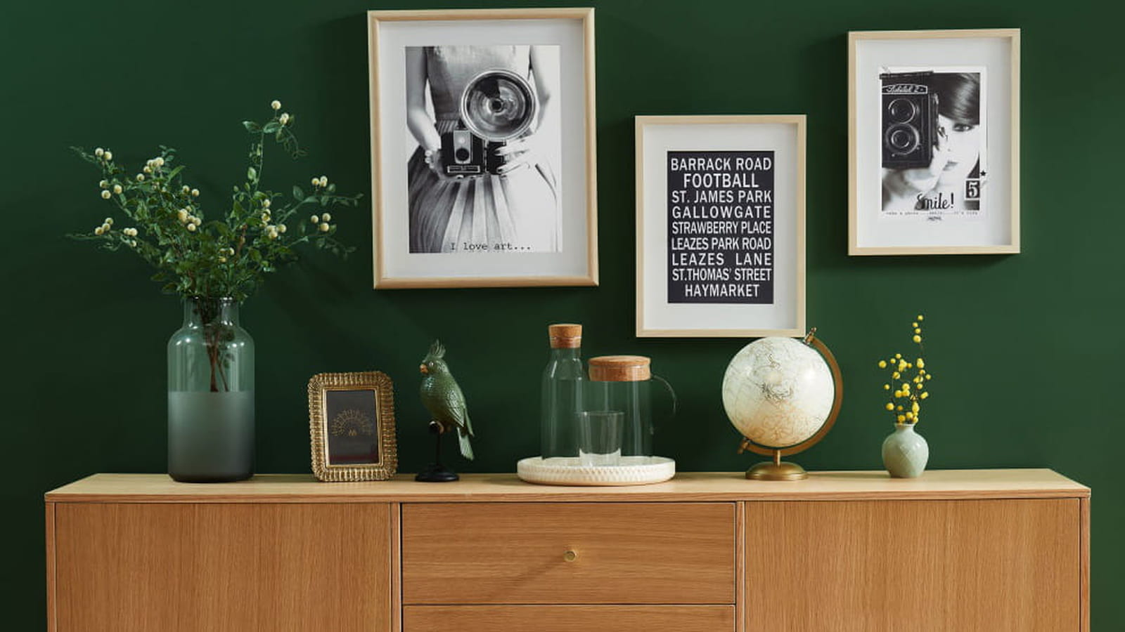 Un buffet enfilade en bois blond
