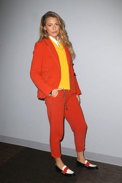 Blake Lively en costume orange et chemise jaune