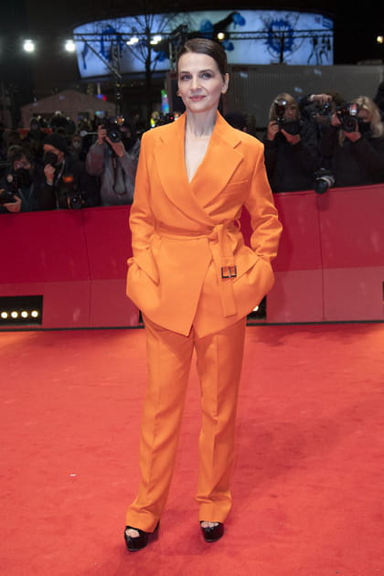 Juliette Binoche en ensemble orange avec une veste cintrée et un pantalon droit Valentino