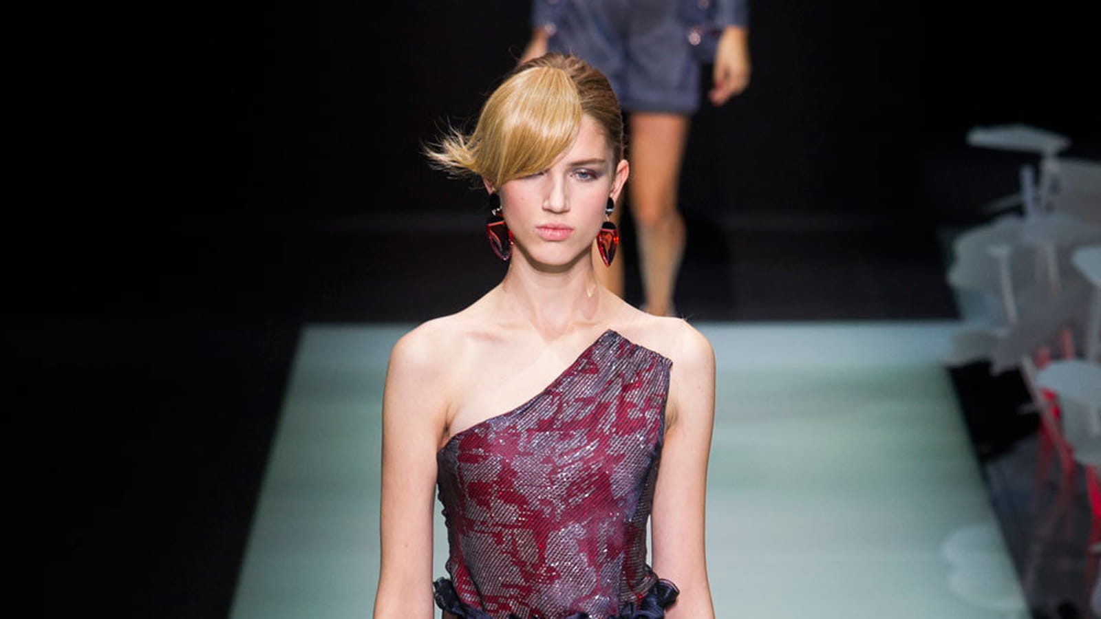 La robe "one shoulder"