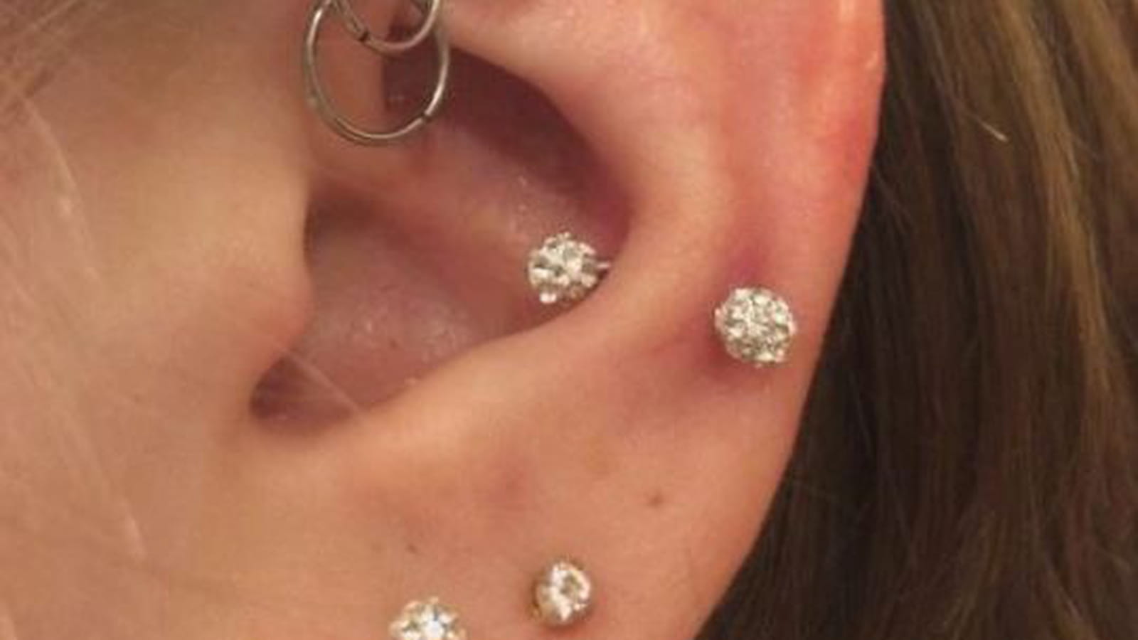 Les boules pailletées sur le piercing snug