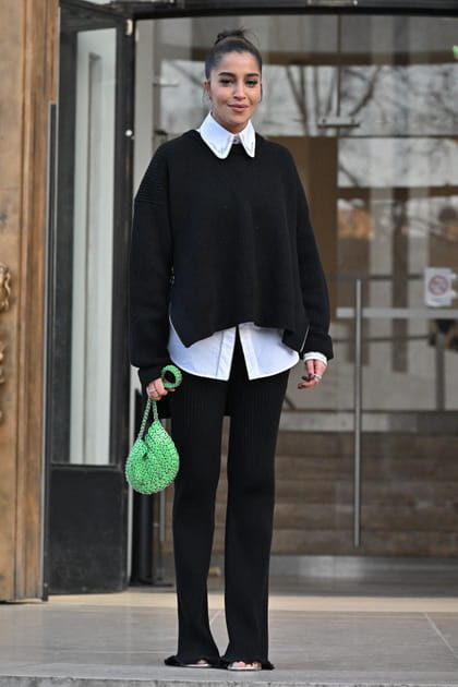 Leïla Bekhti en pull noir et chemise blanche Paco Rabanne