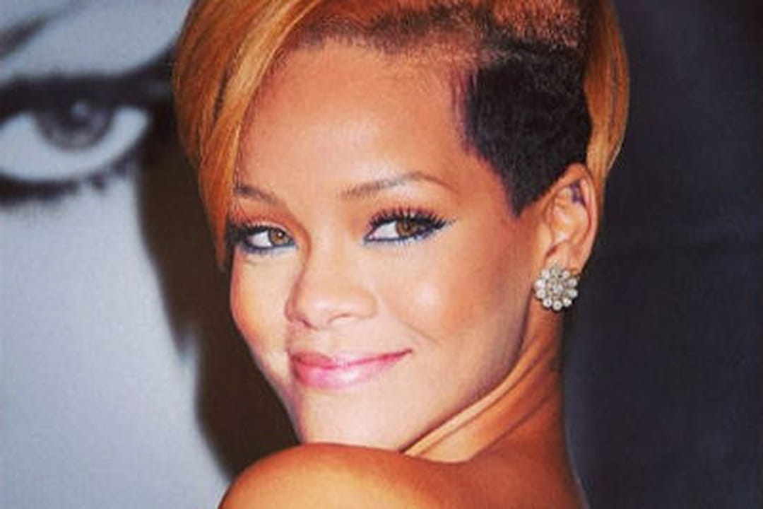 Rihanna, sexy avec les cheveux rasés