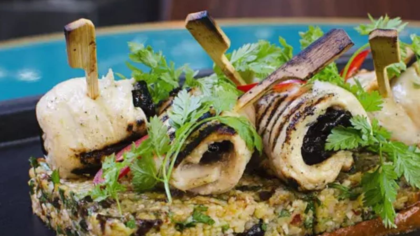 Brochettes de poulet farcies aux pruneaux d'Agen IGP, boulghour de maïs et harissa aux pruneaux d'Agen