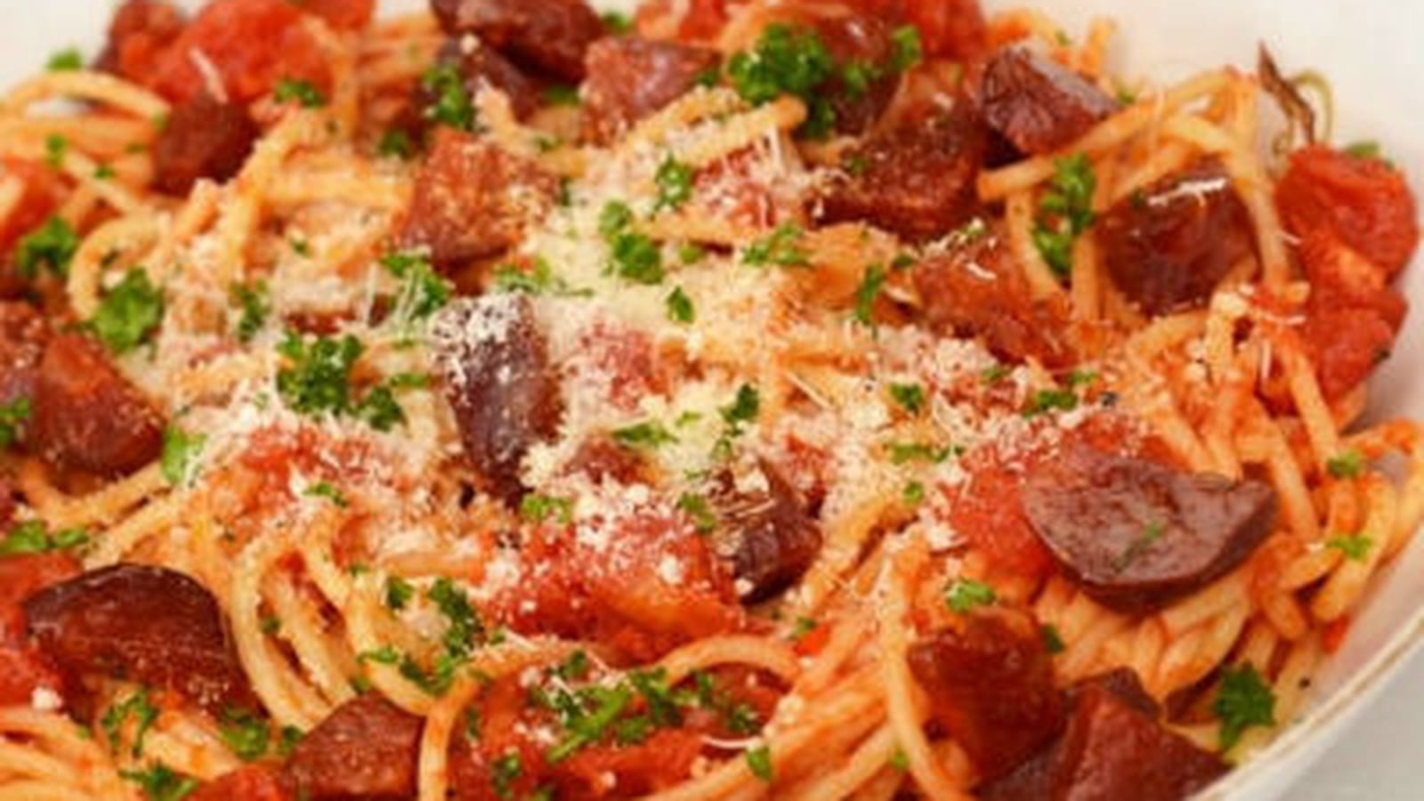 Spaghettis au chorizo, tomates et piment doux du Chili