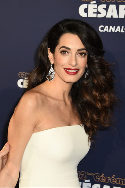La bouche bordeaux d'Amal Clooney