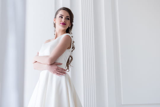 Faire pipi en robe de mari&eacute;e devient beaucoup plus simple dans cette position (il suffisait d'y penser)