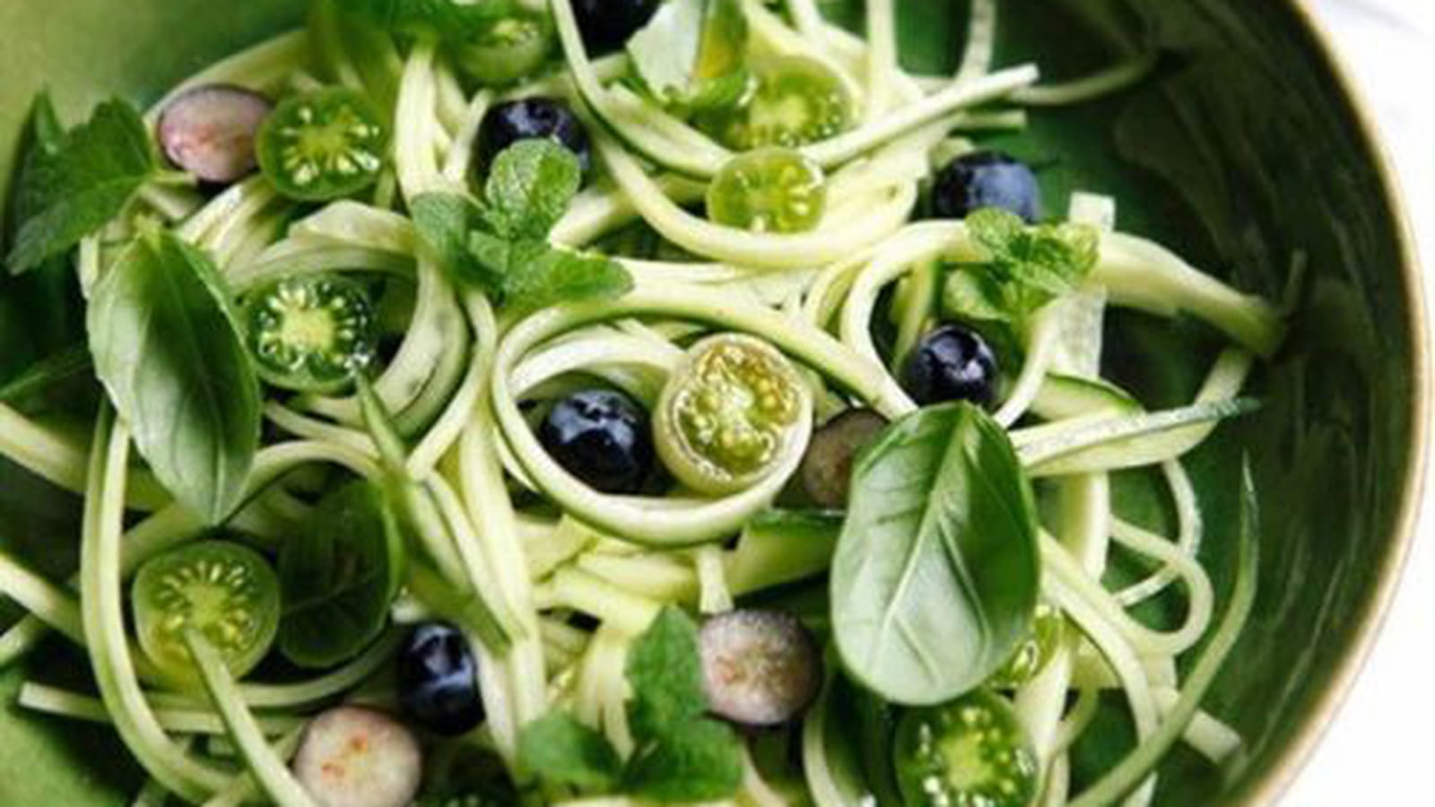 Tagliatelles de concombre de France aux tomates cerises et myrtilles