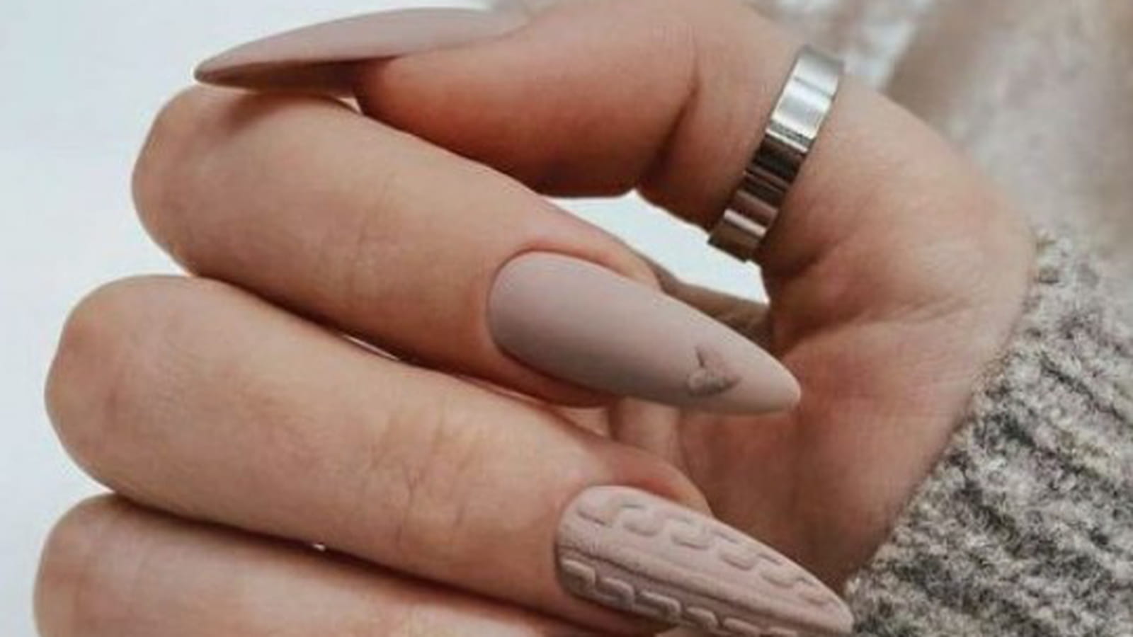 Ongles effet pull nude