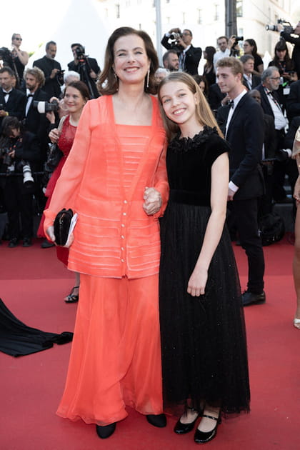 Carole Bouquet en ensemble corail et Darya Rassam en petite robe noire