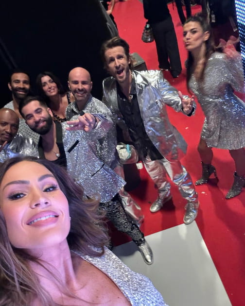 Vitaa, reine des selfies avec la troupe des Enfoirés