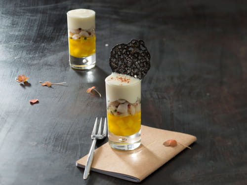 Verrine de mousseline de pommes de terre Pompadour, tartare de St Jacques et gelée safranée