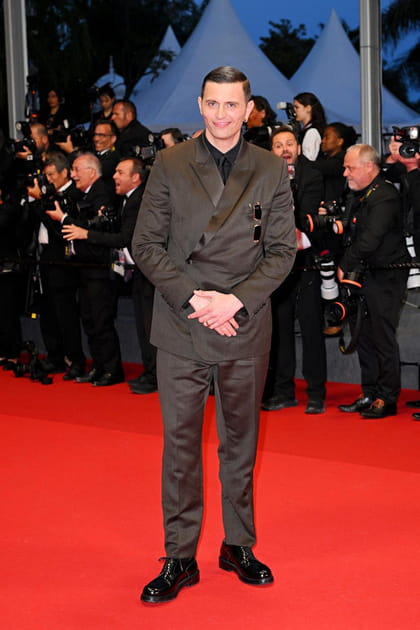 Rapha&euml;l Quenard en costume chocolat Dior