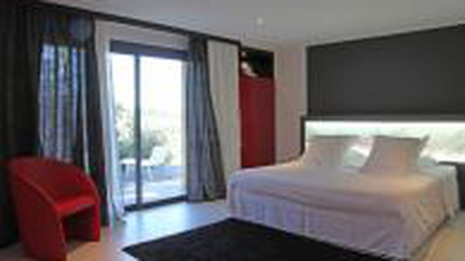 Chambre design à la déco rouge et noire