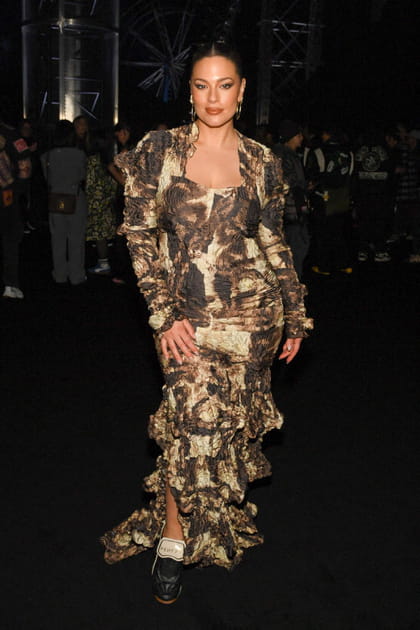 Ashley Graham en robe à volants et baskets noires Puma