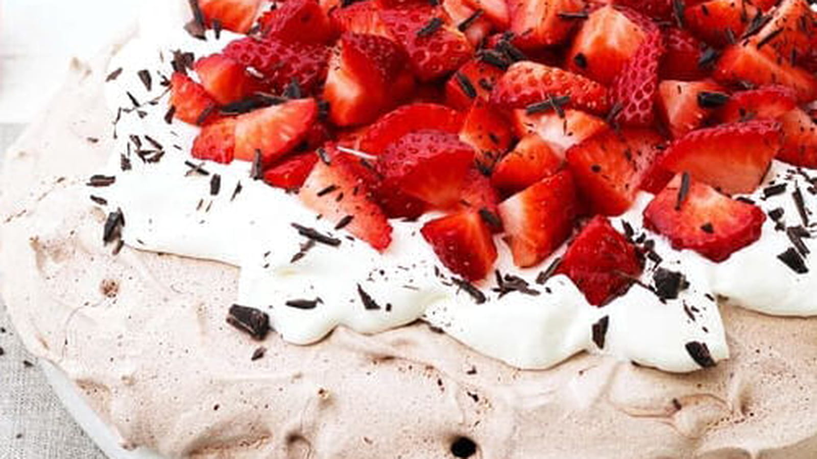 Pavlova au chocolat et à la fraise