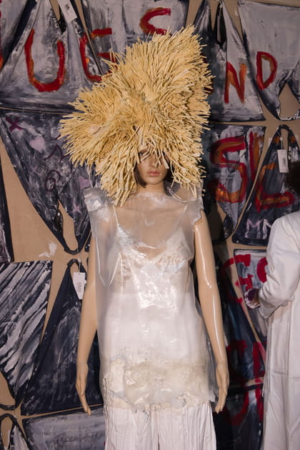 La coiffe en paille de la pr&eacute;sentation MM6&nbsp;Maison Martin Margiela