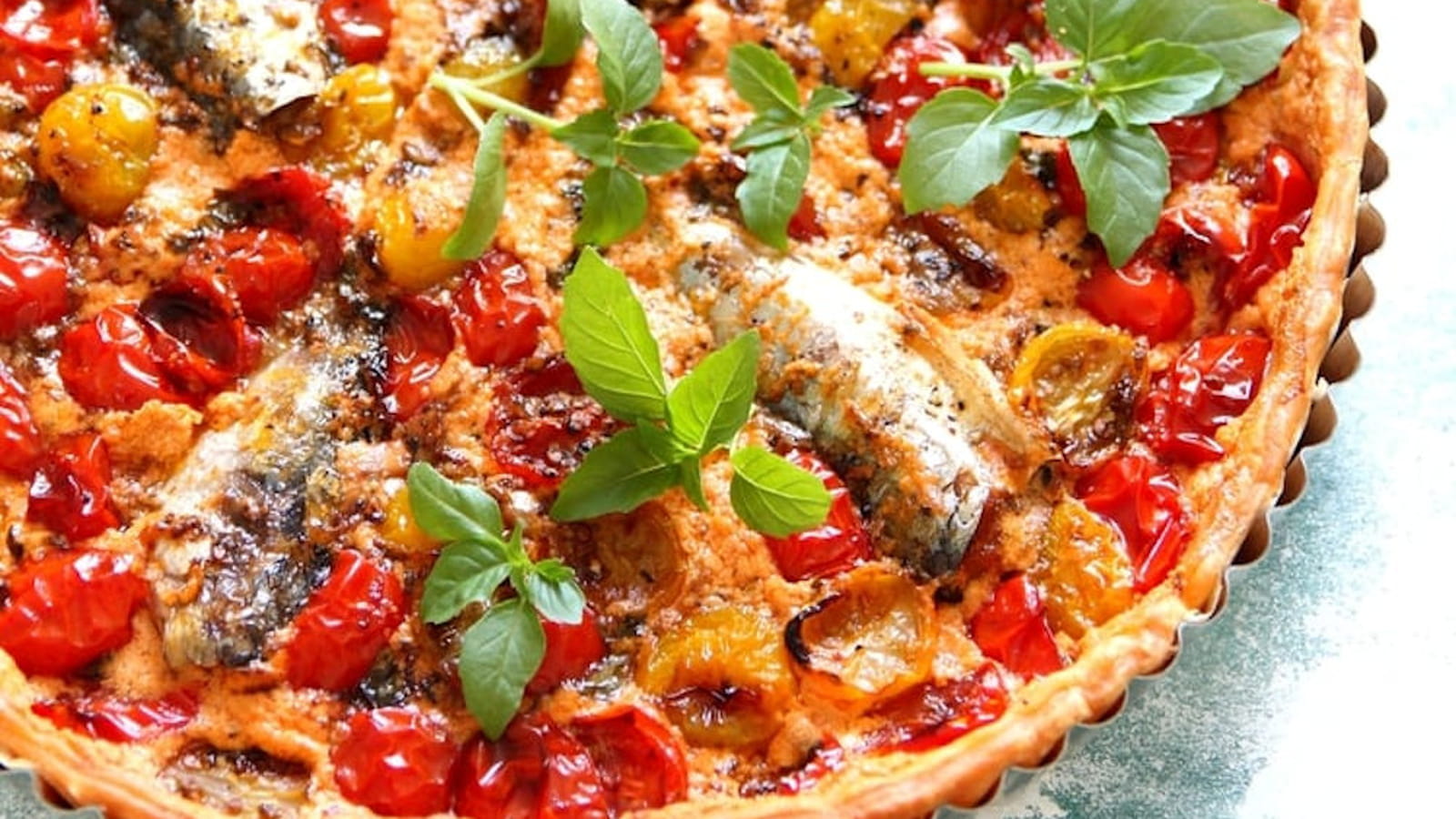 Tarte au fromage frais, tomates cerises et sardines