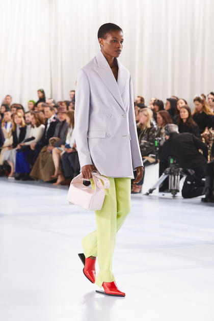 Veste pastel et pantalon n&eacute;on aper&ccedil;us sur le d&eacute;fil&eacute; Shang Xia