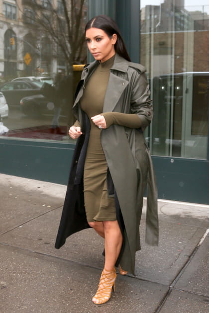 Kim Kardashian en trench long et robe kaki