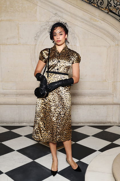 Celeste en robe &agrave; imprim&eacute; l&eacute;opard au d&eacute;fil&eacute; Dior haute couture printemps-&eacute;t&eacute; 2024