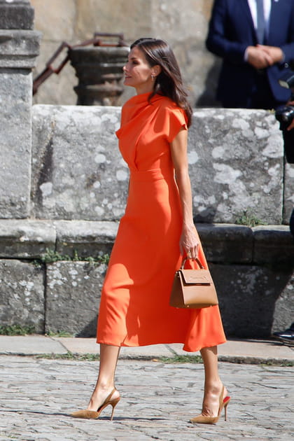 Letizia d'Espagne dans une robe orange &agrave; encolure drap&eacute;e Vogana