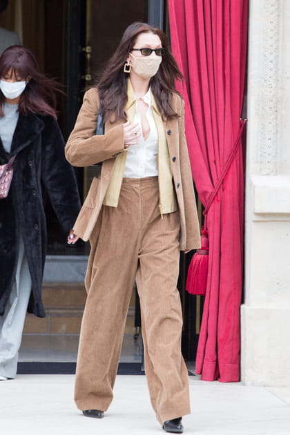 Bella Hadid en ensemble en velours camel