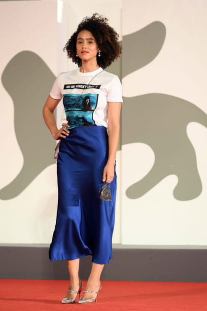 TOP : Nathalie Emmanuel en jupe midi bleue