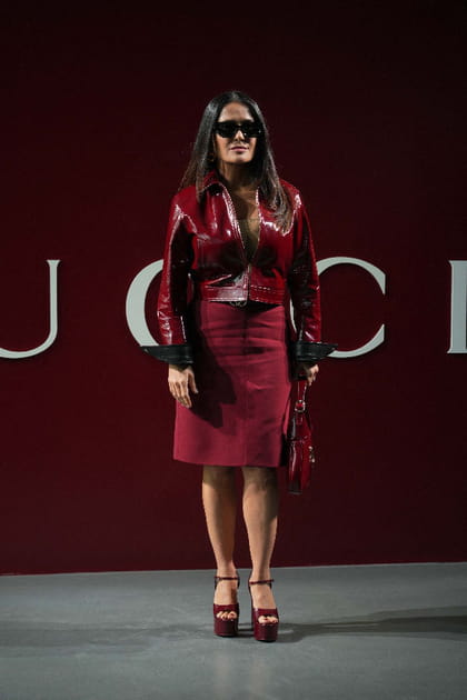 Salma Hayek en jupe longueur genoux et veste en cuir rouge cerise