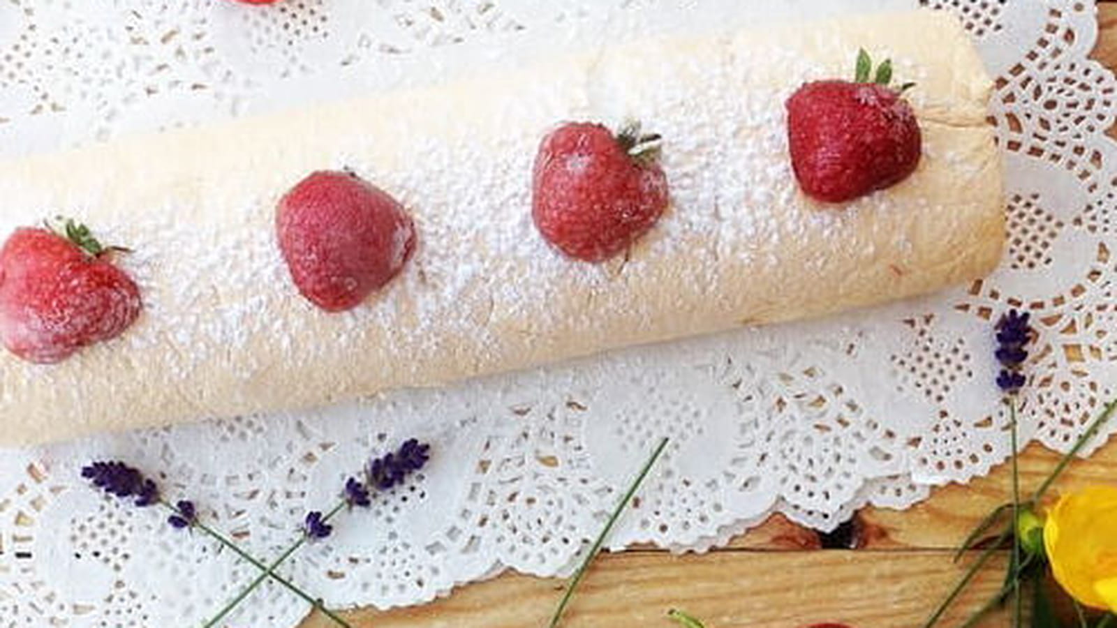 Pavlova roulée à la fraise