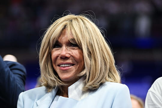 Envie d'&ecirc;tre chic en baskets comme Brigitte Macron&nbsp;? On a trouv&eacute; la paire de chaussures parfaite - elle co&ucirc;te moins de 150&nbsp;euros
