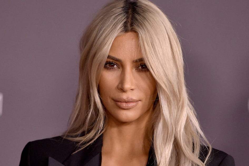 Les cheveux longs blonds b&eacute;b&eacute; de Kim Kardashian