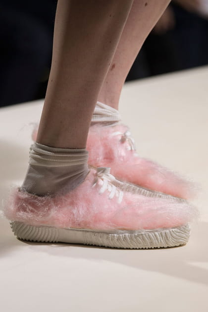 Les slip-on en fourrure rose du d&eacute;fil&eacute; Comme Des Gar&ccedil;ons&nbsp;