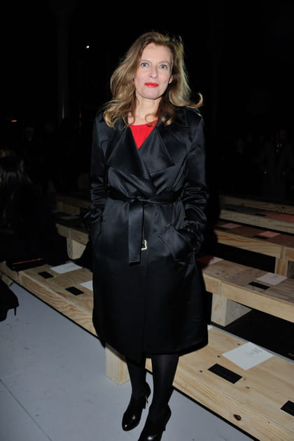 Valerie Trierweiler en blouse rouge et veste effet satin