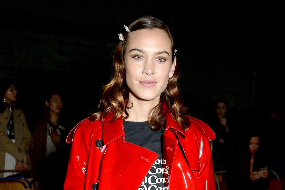 Alexa Chung avec des barrettes &agrave; perles