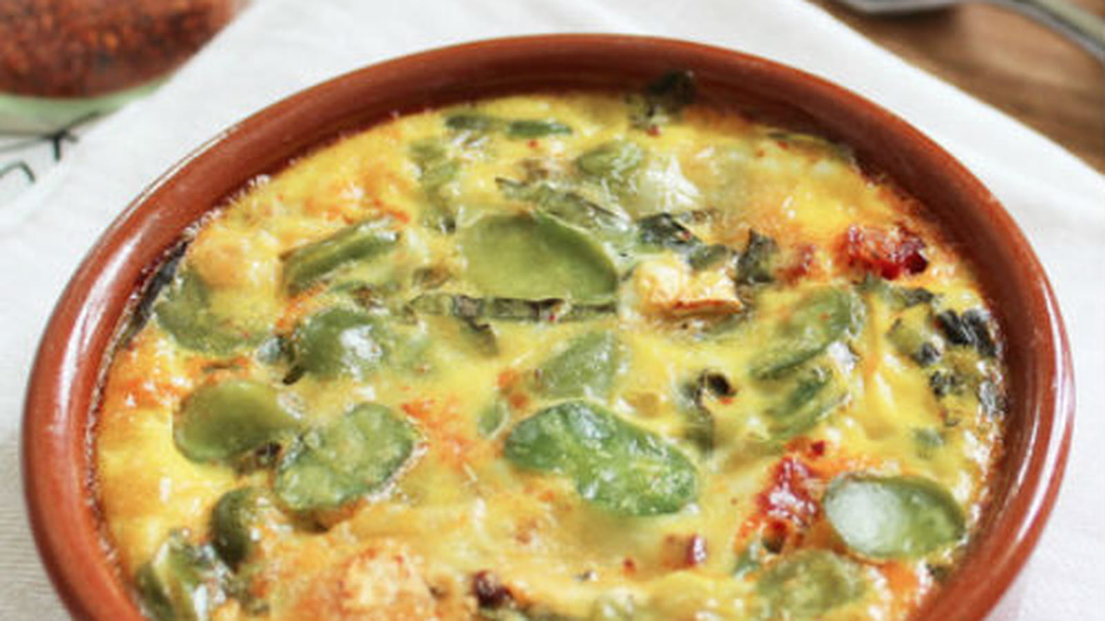 Clafoutis fèves, chèvre, chorizo et basilic