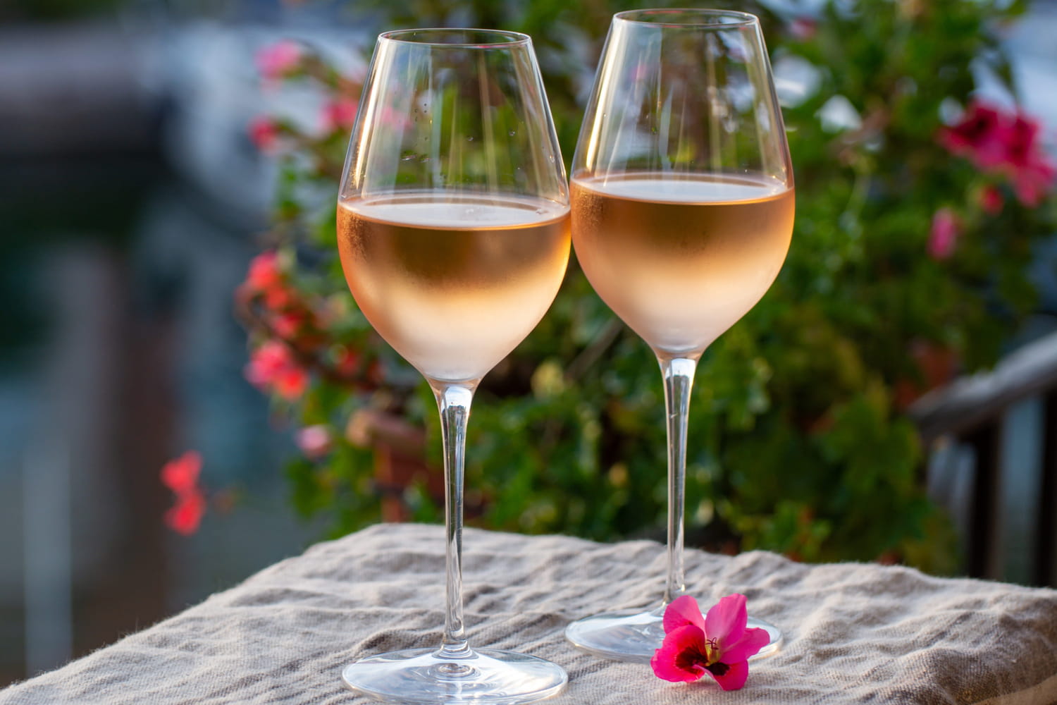 Mieux que les glaçons : pour garder un vin rosé bien frais, il existe deux solutions efficaces