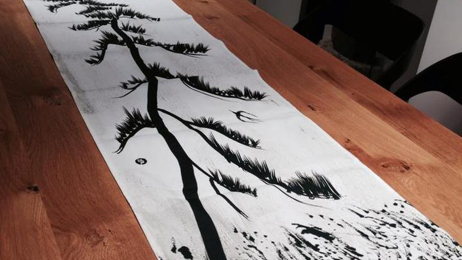 Chemin de table Encre pin Edo by Franck Josseaume