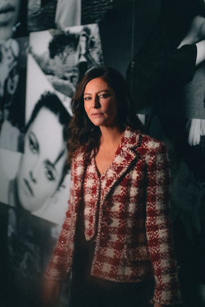 Anna Mouglalis en veste &agrave; carreaux rouge et blanc au d&eacute;fil&eacute; Chanel printemps-&eacute;t&eacute; 2023