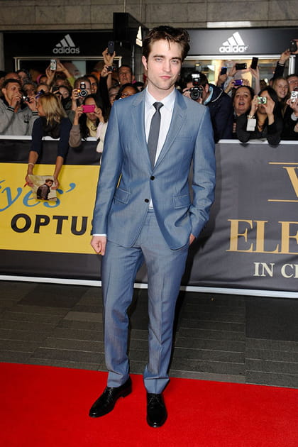 Robert Pattinson en costume gris