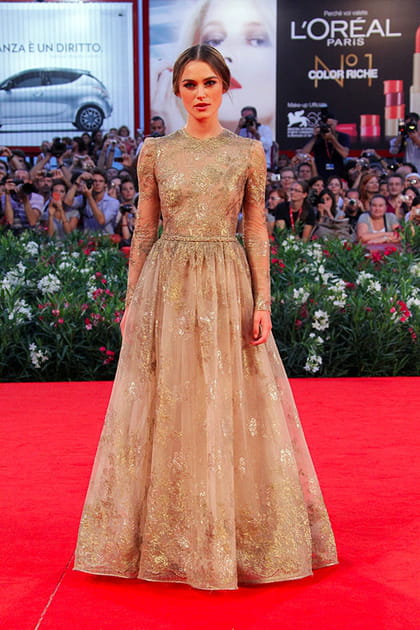 Keira Knightley en robe longue dorée brodée