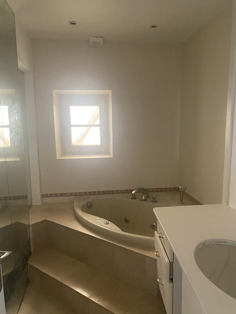 Avant&nbsp;: une salle de bains &eacute;touffante avec sa baignoire imposante