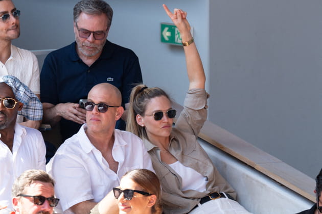Bar Refaeli, d&eacute;cha&icirc;n&eacute;e dans les tribunes de Roland-Garros avec son mari