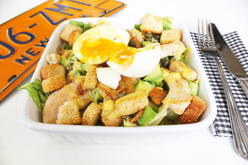 Salade Caesar au poulet et à l'avocat