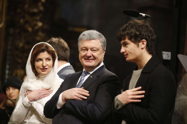 Le pr&eacute;sident ukrainien Petro Poroshenko et sa famille c&eacute;l&egrave;brent Noel