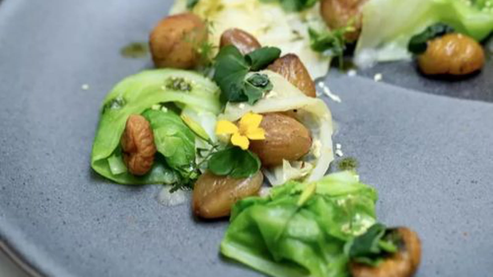 Choux et châtaignes, jus de poire et huile de sauge