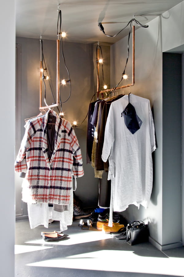 portants-vetements-suspendus-decores-lumieres